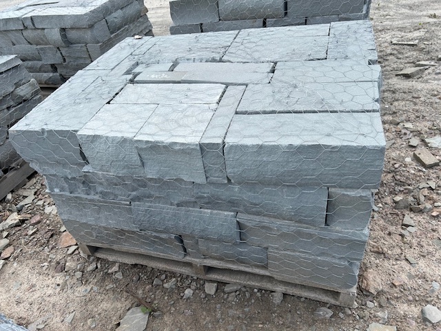 Lot 26: 3 pallets 6" snapped wallstone 2